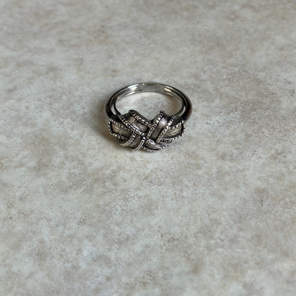 Avon 1970’s Vintage Bow Knot Silver Toned Ring